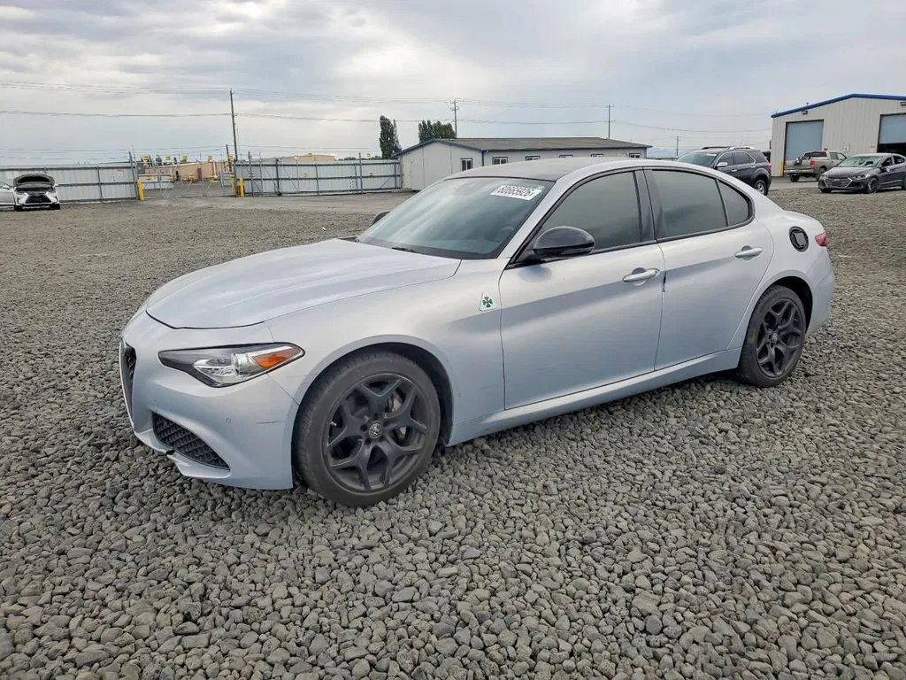 Zdjęcie: 2021 Alfa Romeo Giulia